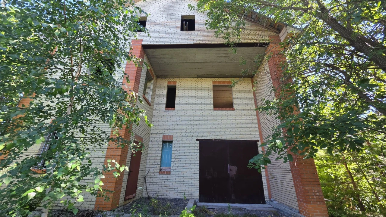Ділянка в центрі з недобудрвою