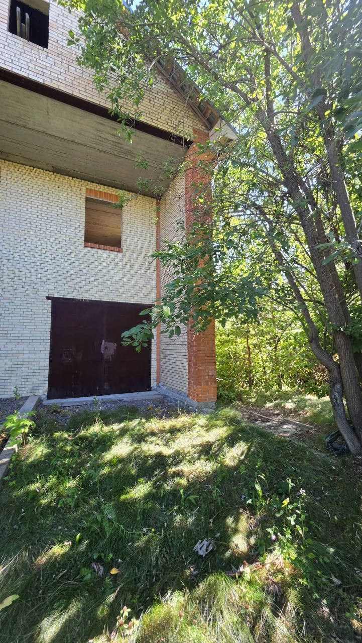 Ділянка в центрі з недобудрвою