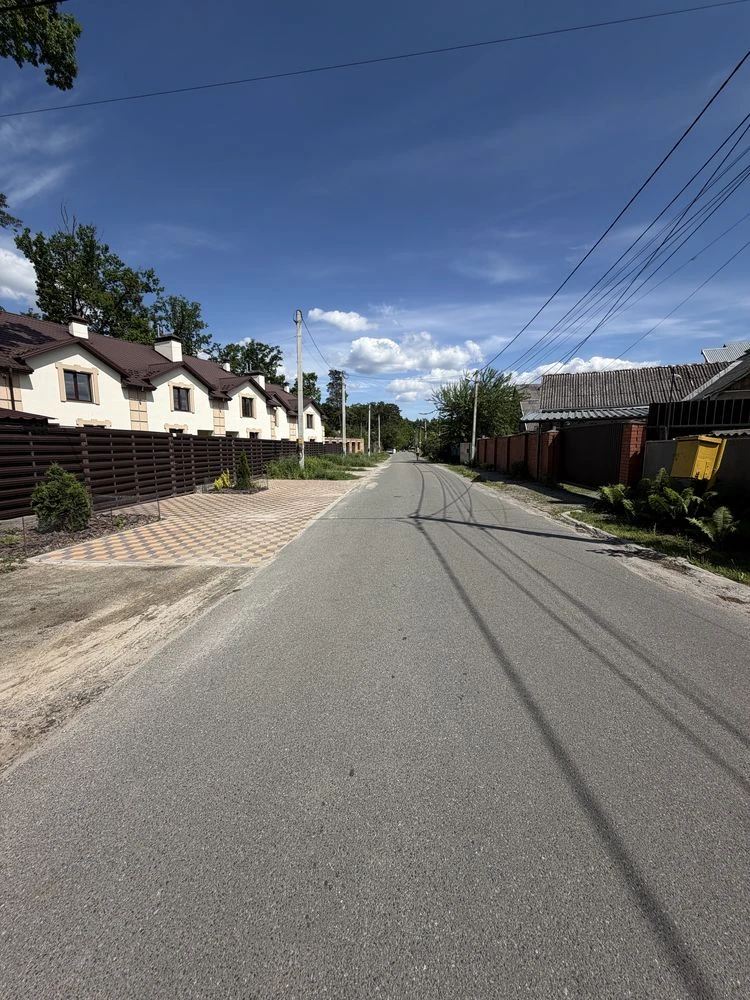 Участок в Лесной Буче, газ и городские коммуникации рядом.