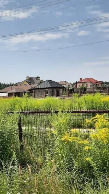 Ділянка 15сот.з широким фасадом  сосни дубки та озеро поруч