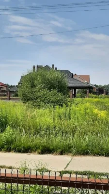Ділянка 15сот.з широким фасадом  сосни дубки та озеро поруч