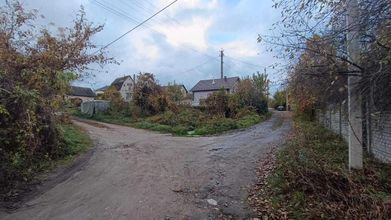3х фасадна ділянка в Бучі, 8 соток. Є сусіди, єлектрика заве