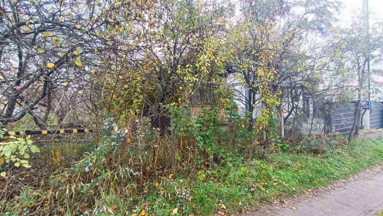 3х фасадна ділянка в Бучі, 8 соток. Є сусіди, єлектрика заве