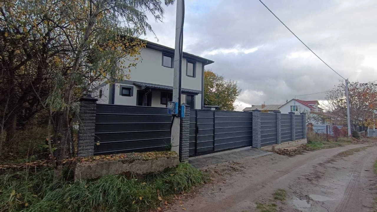 3х фасадна ділянка в Бучі, 8 соток. Є сусіди, єлектрика заве