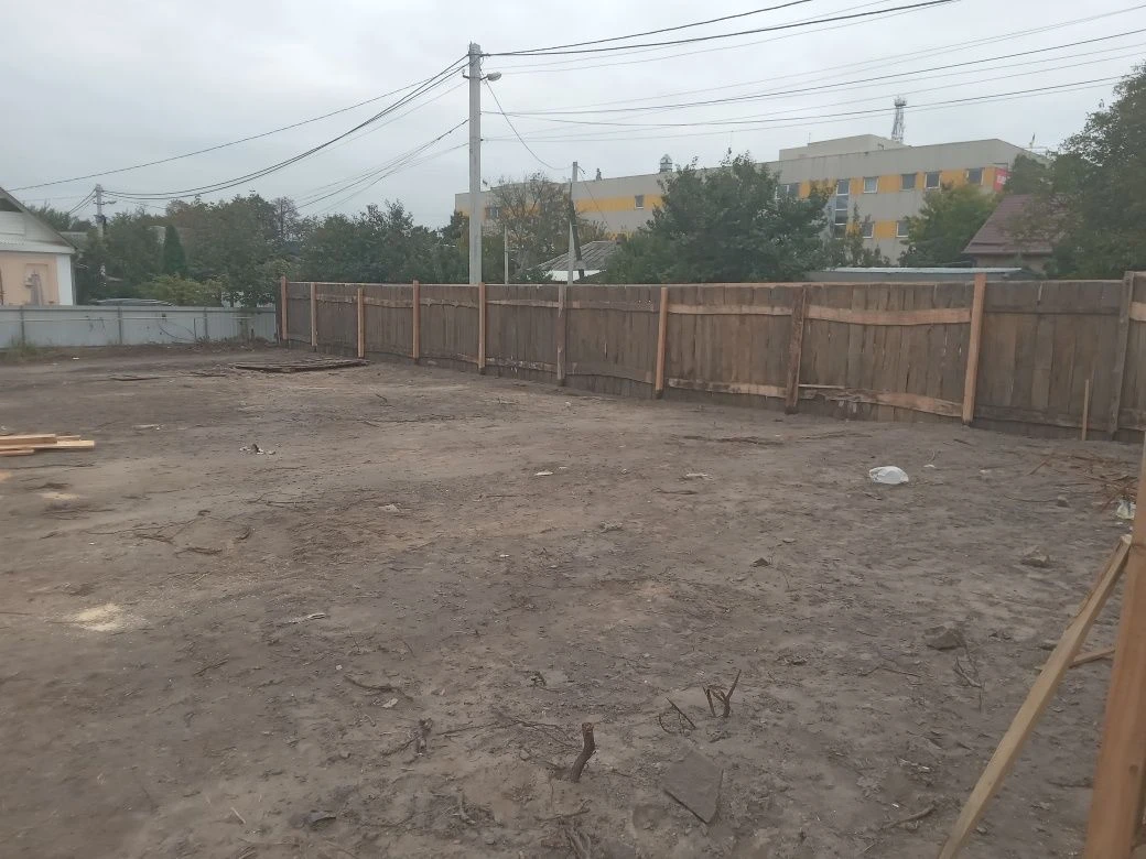 Продаю уч-к 14 сот. в  самом центре г. Буча.