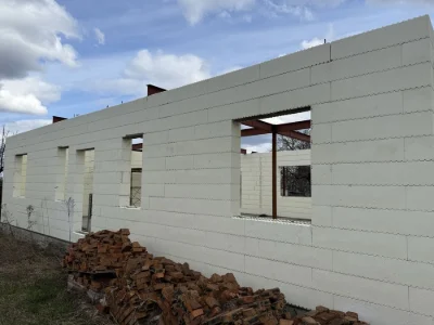 Продаж земельної ділянки в центрі з коробкою з підвалом