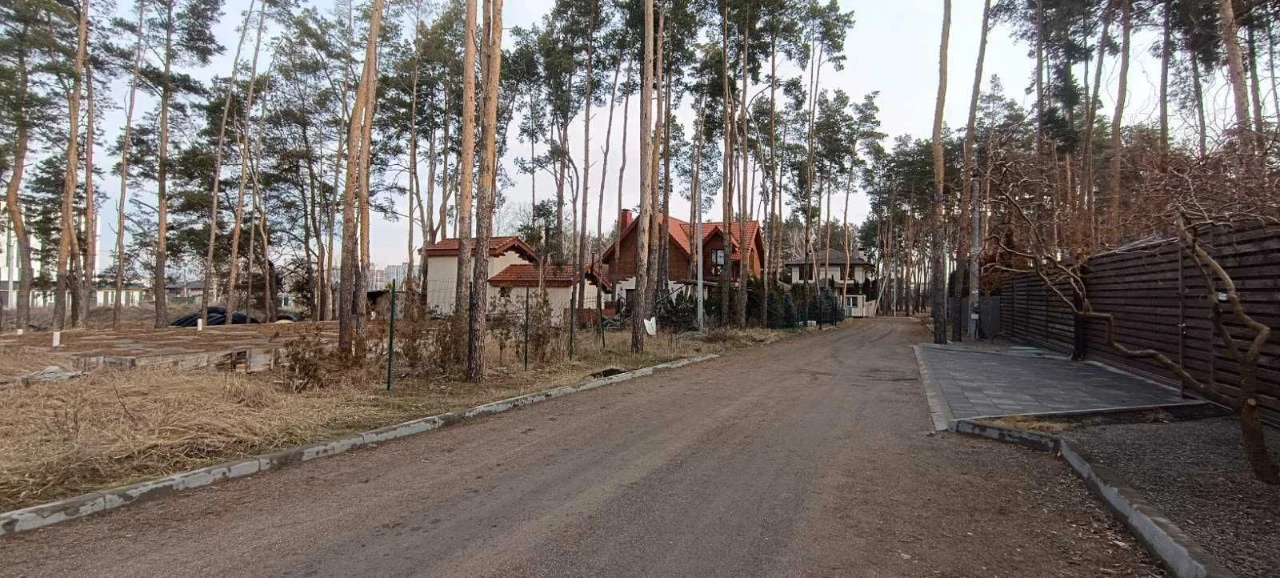 Ділянка серед сосен, 8 соток, нові будинки.