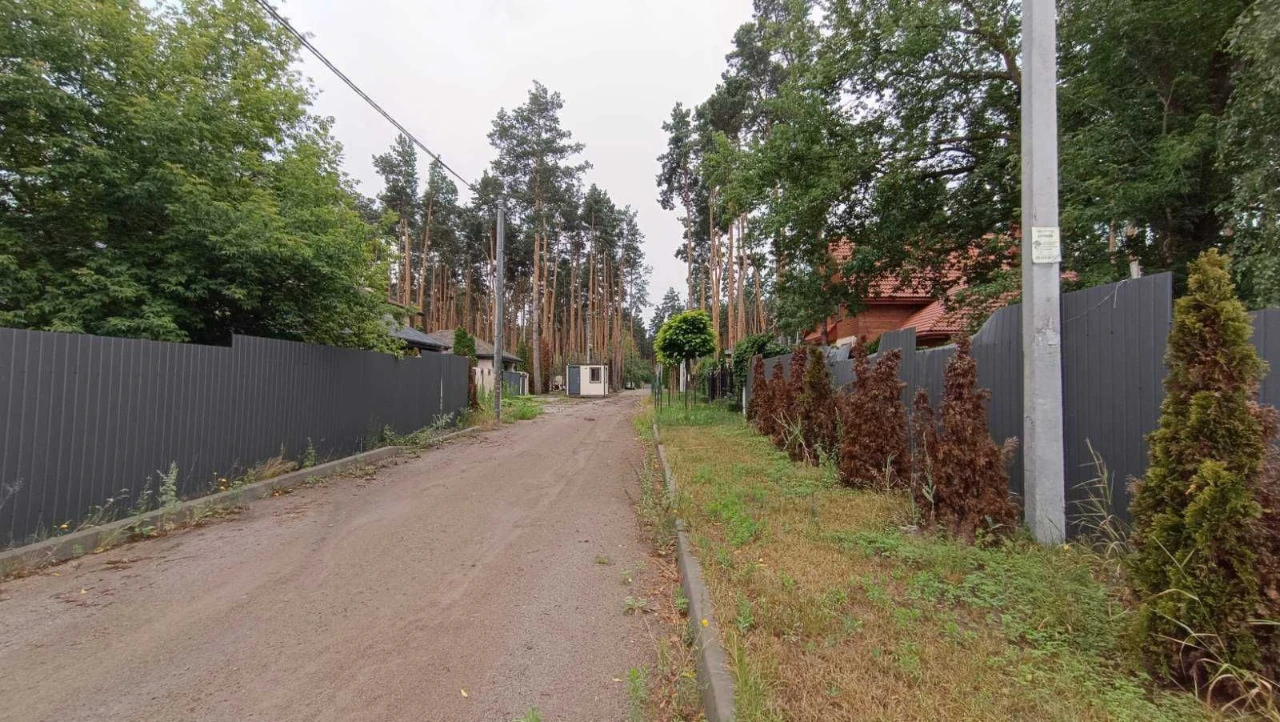 Ділянка серед сосен, 8 соток, нові будинки.