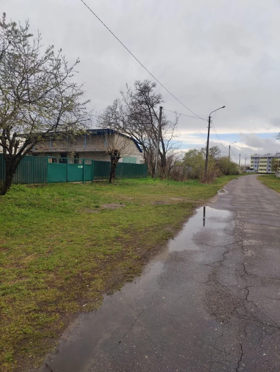 Земельна ділянка з господарським блоком