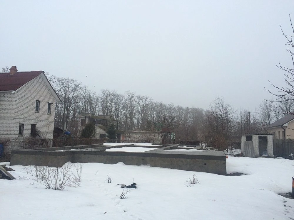 Участок у воды с фундаментом в Подгородном