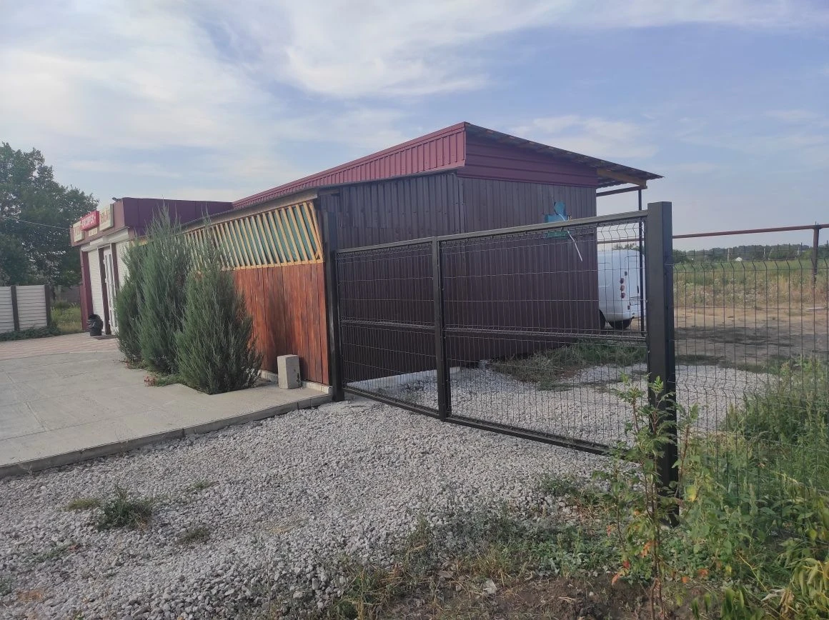 Продам земельный участок , и действующий  магазин.