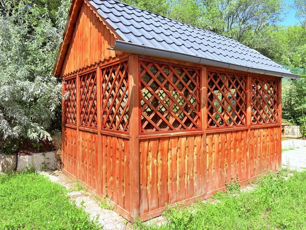 Земельна дачна ділянка 18 соток з альтанками та будиночком |