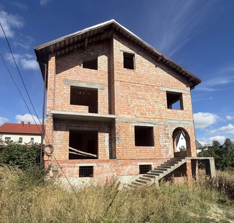 Продаж незавершеного будівництва перед в’їздом у Трускавець