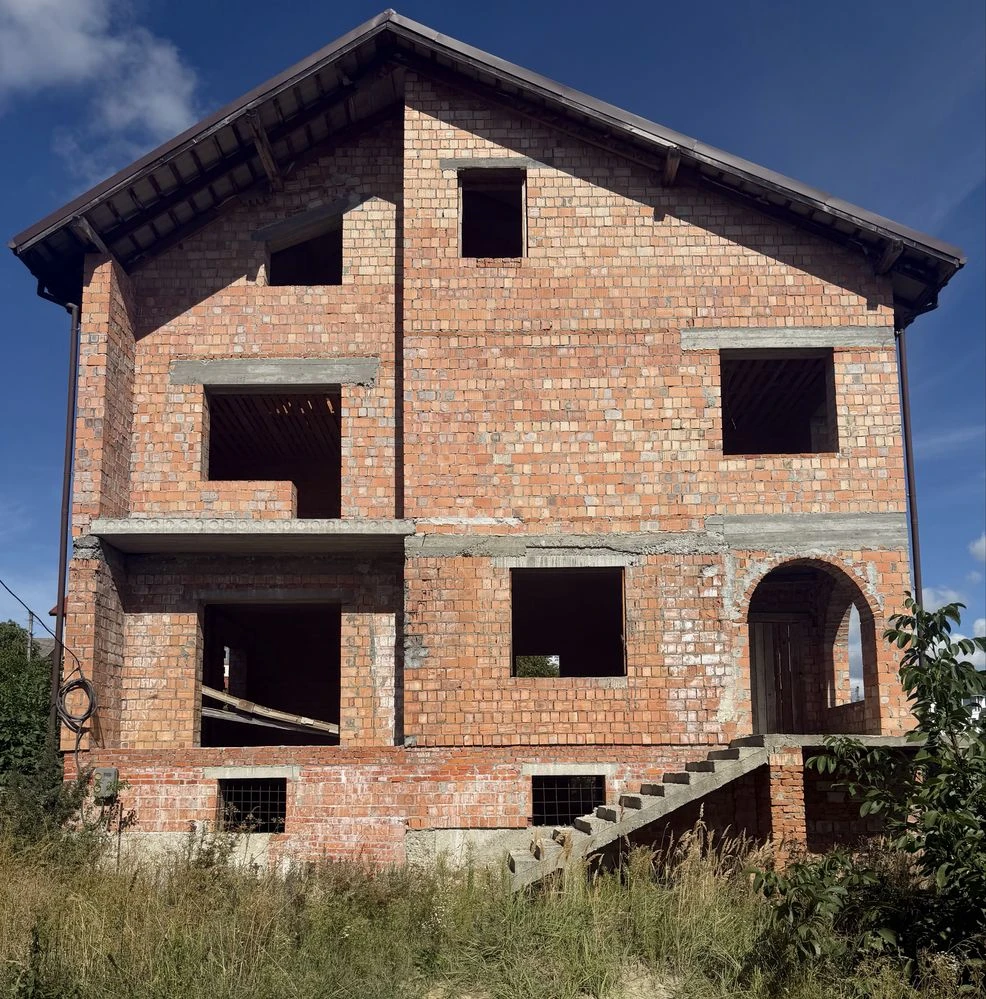Продаж незавершеного будівництва перед в’їздом у Трускавець