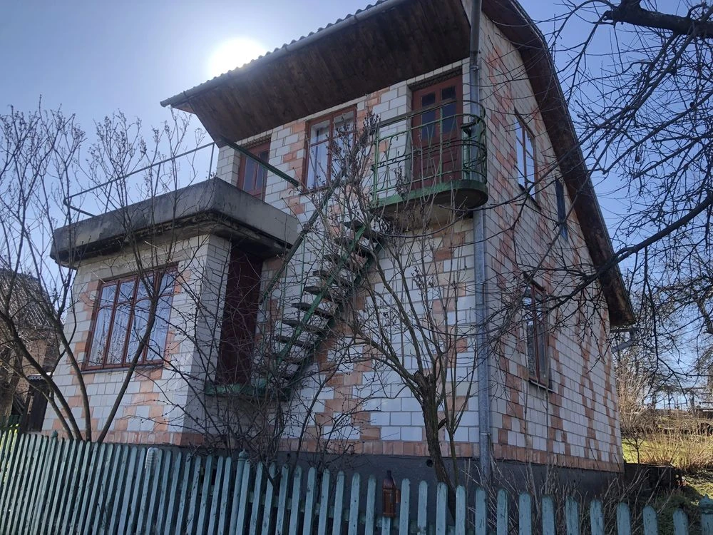 Продається дачний будинок із землею