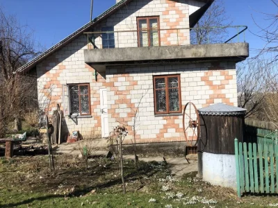 Продається дачний будинок із землею