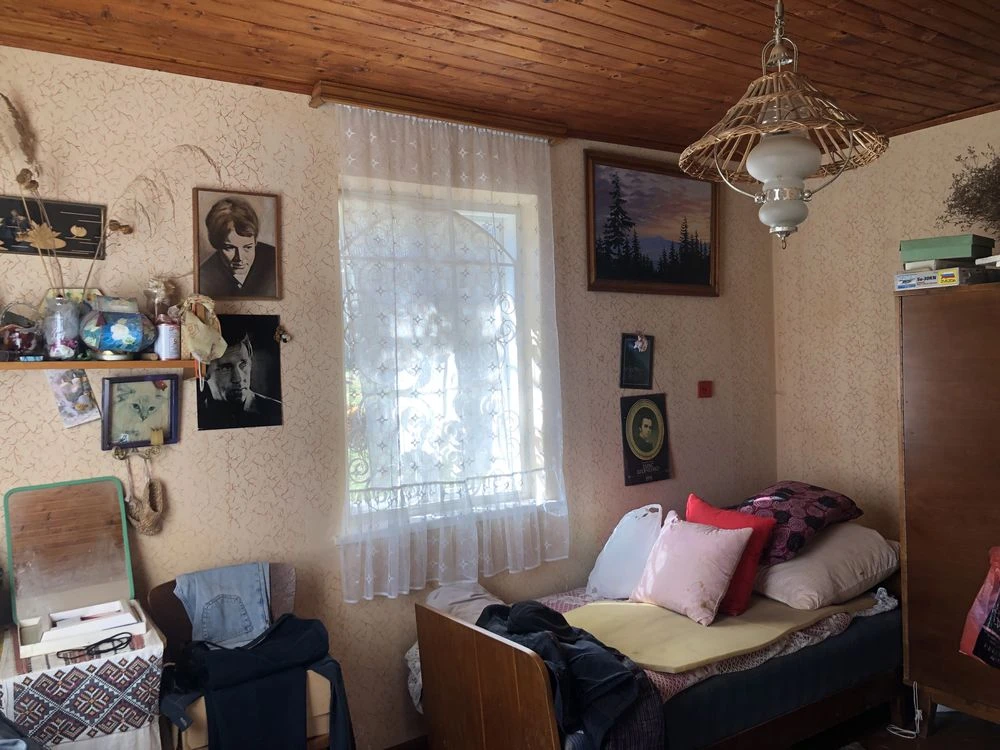 Продається дачний будинок із землею