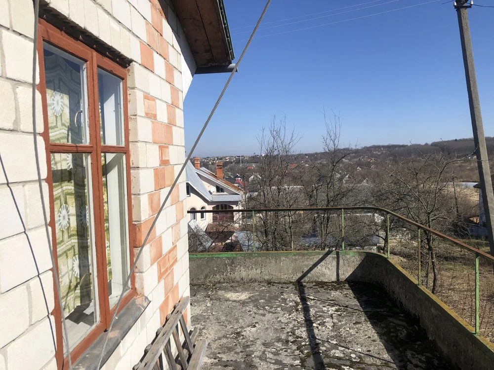 Продається дачний будинок із землею
