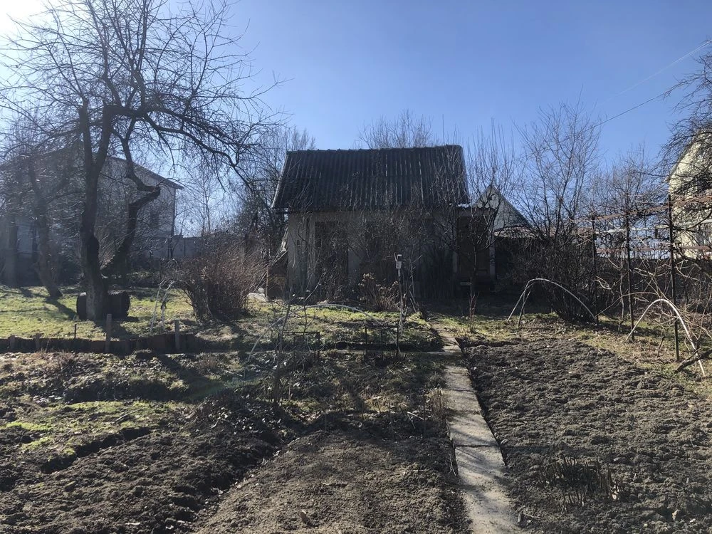 Продається дачний будинок із землею
