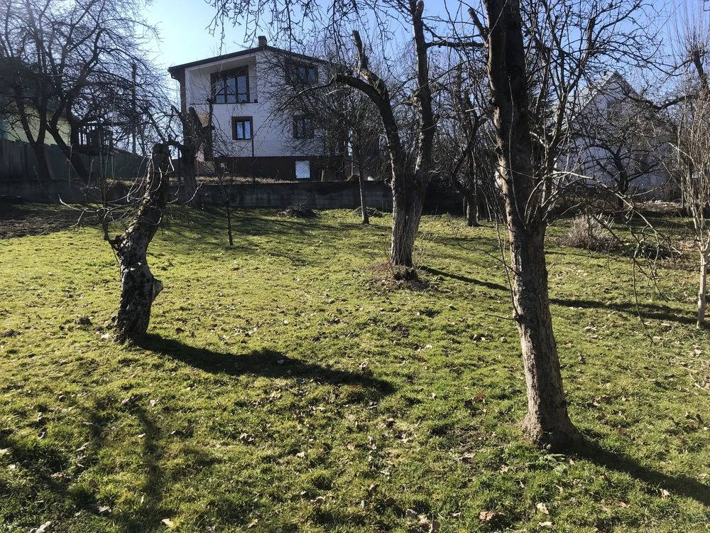 Продається дачний будинок із землею