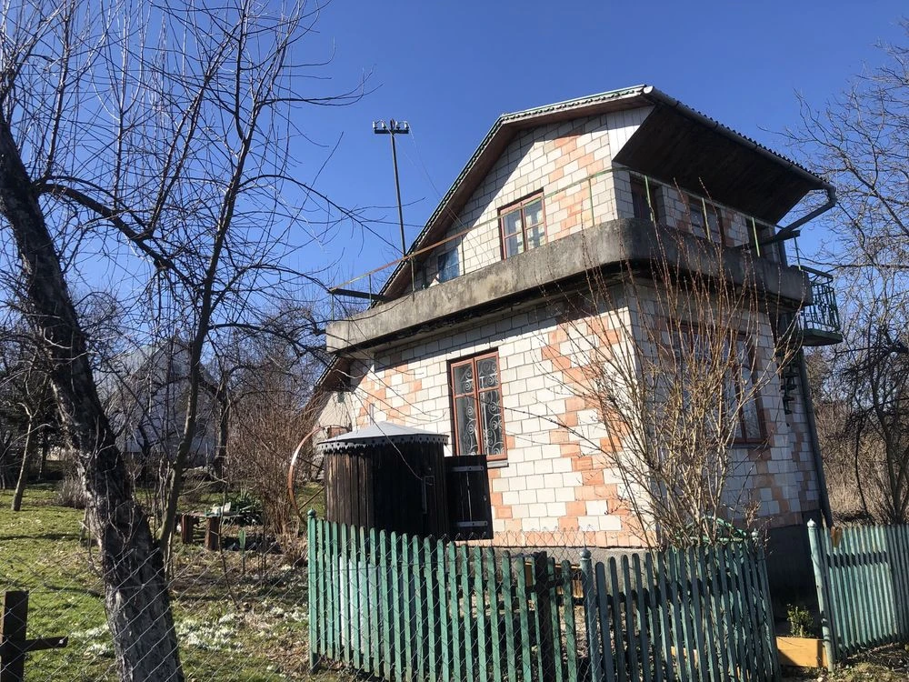 Продається дачний будинок із землею