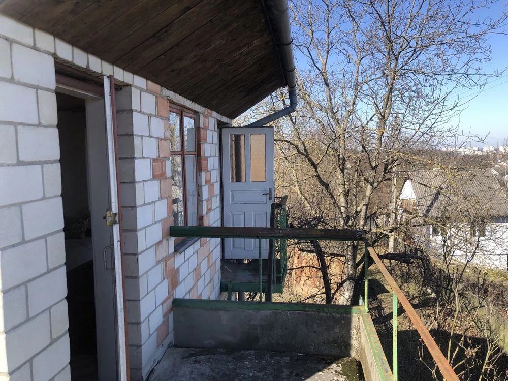 Продається дачний будинок із землею