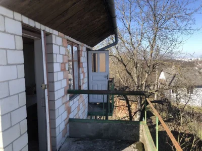 Продається дачний будинок із землею