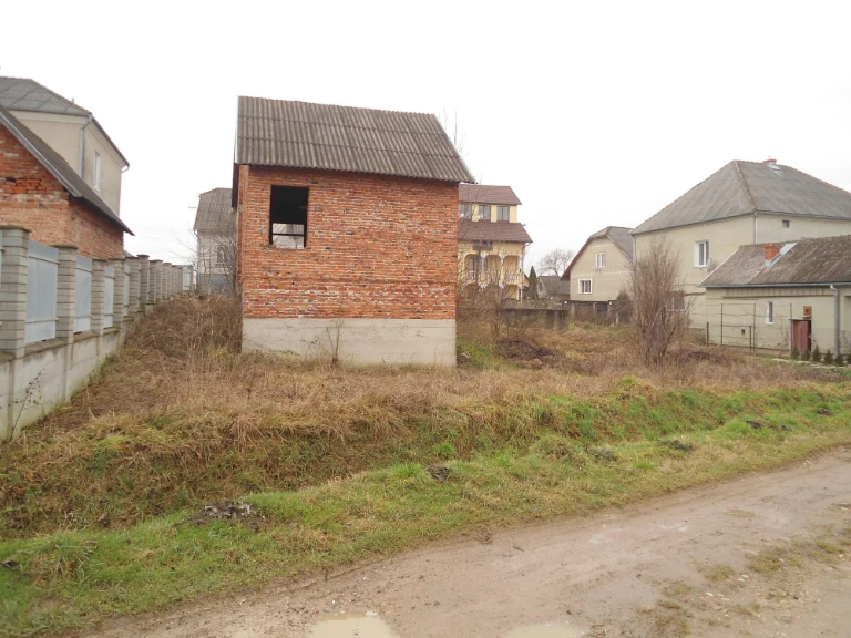 Продам земельну ділянку - незавершене будівництво.