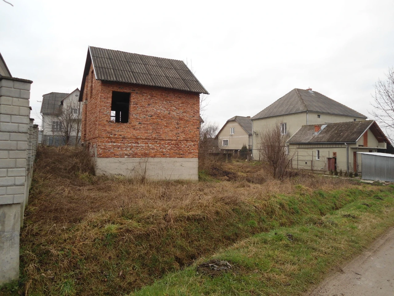 Продам земельну ділянку - незавершене будівництво.