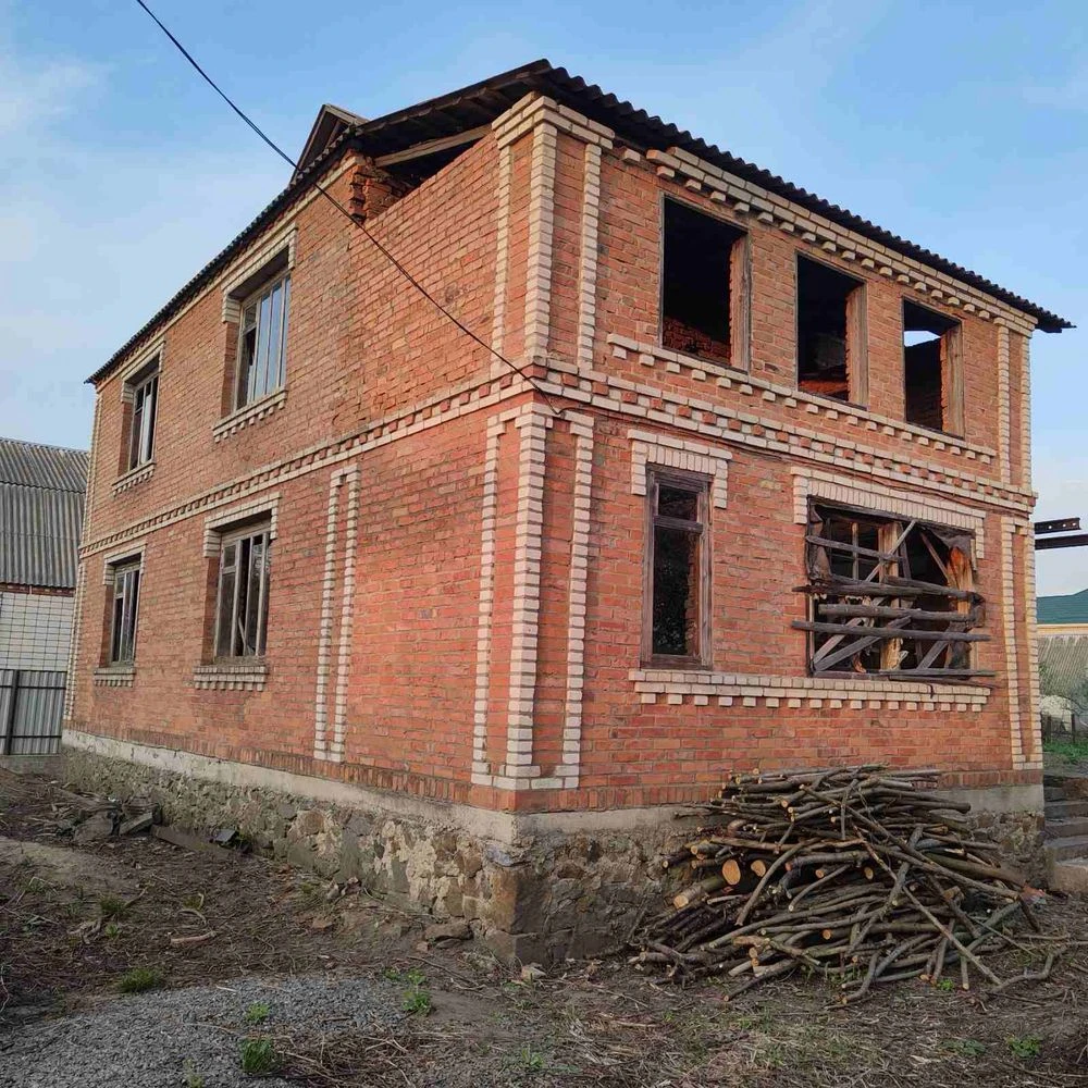 Продається земельна ділянка з забудовою