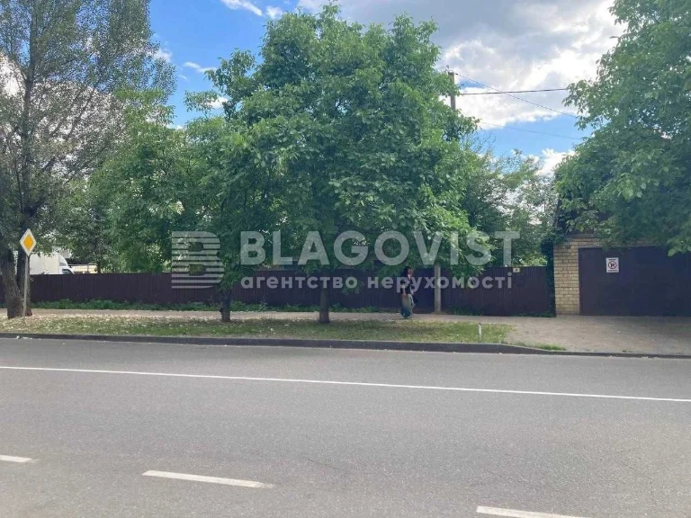 Продаж фасадної ділянки в центрі міста Вишневе,вул. Лесі Укр