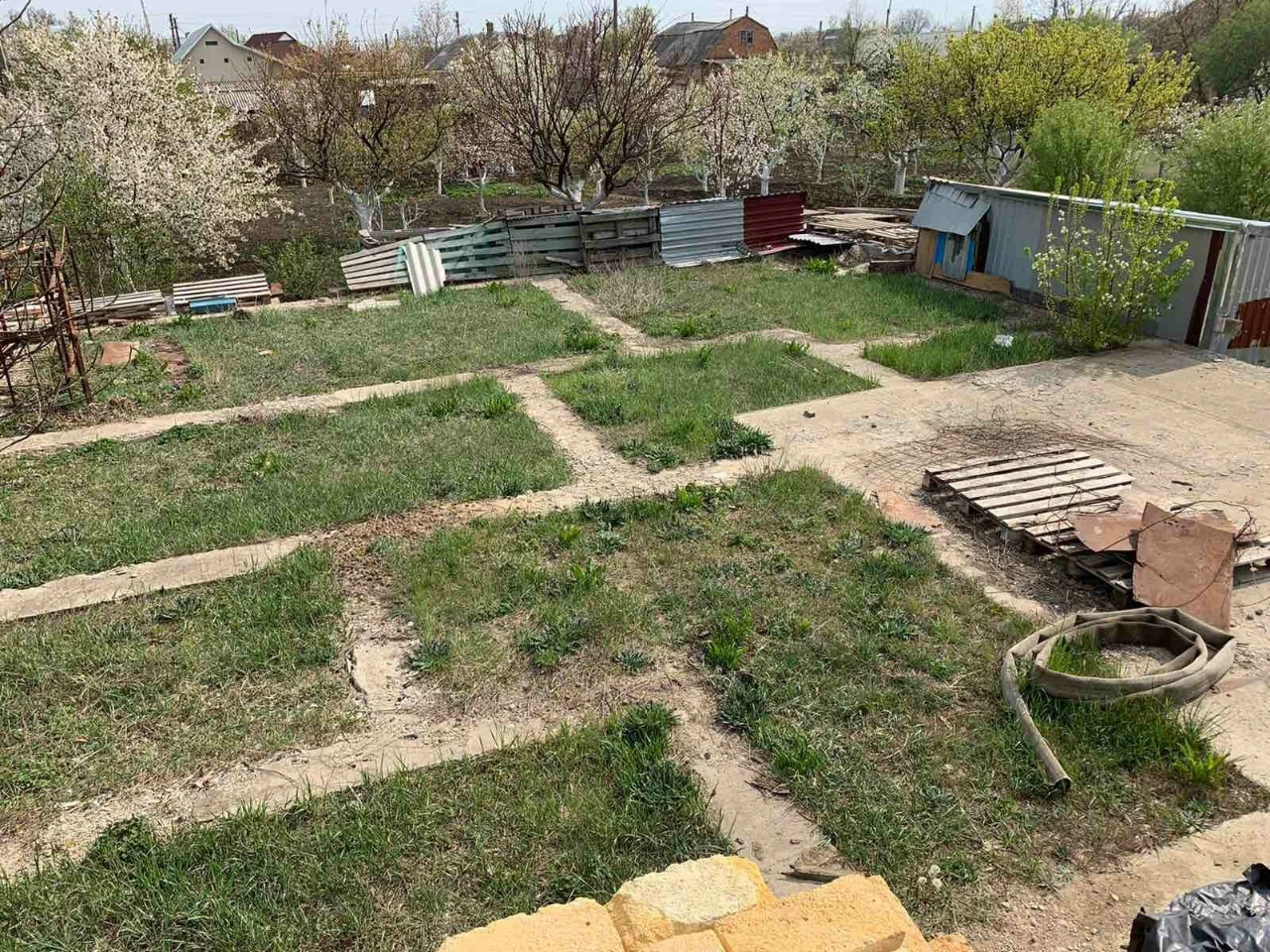 Продам участок с цоколем и фундаментом.
