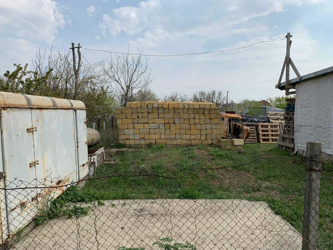 Продам участок с цоколем и фундаментом.