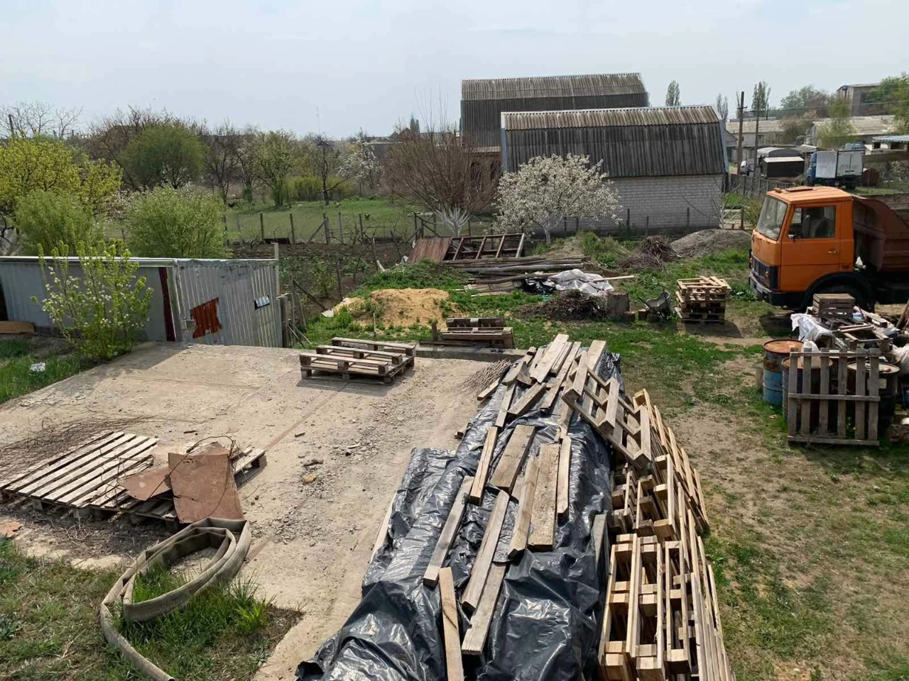 Продам участок с цоколем и фундаментом.