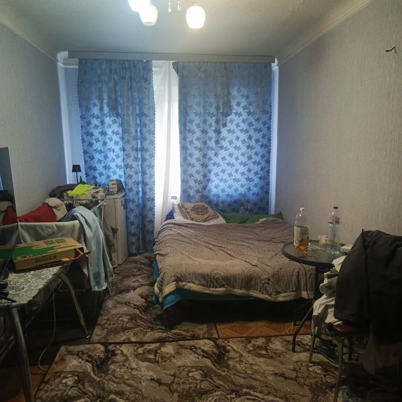 Продаються чотири кімнати всі разом у гуртожитку,все разом я