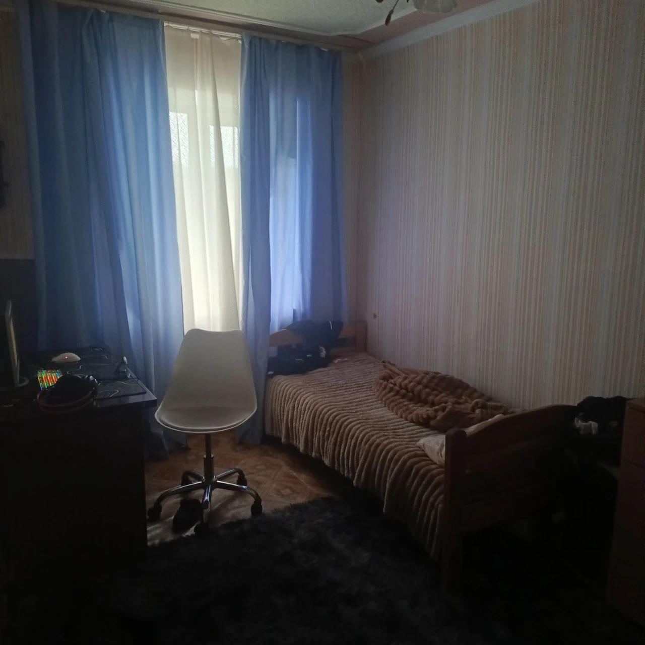 Продаються чотири кімнати всі разом у гуртожитку,все разом я