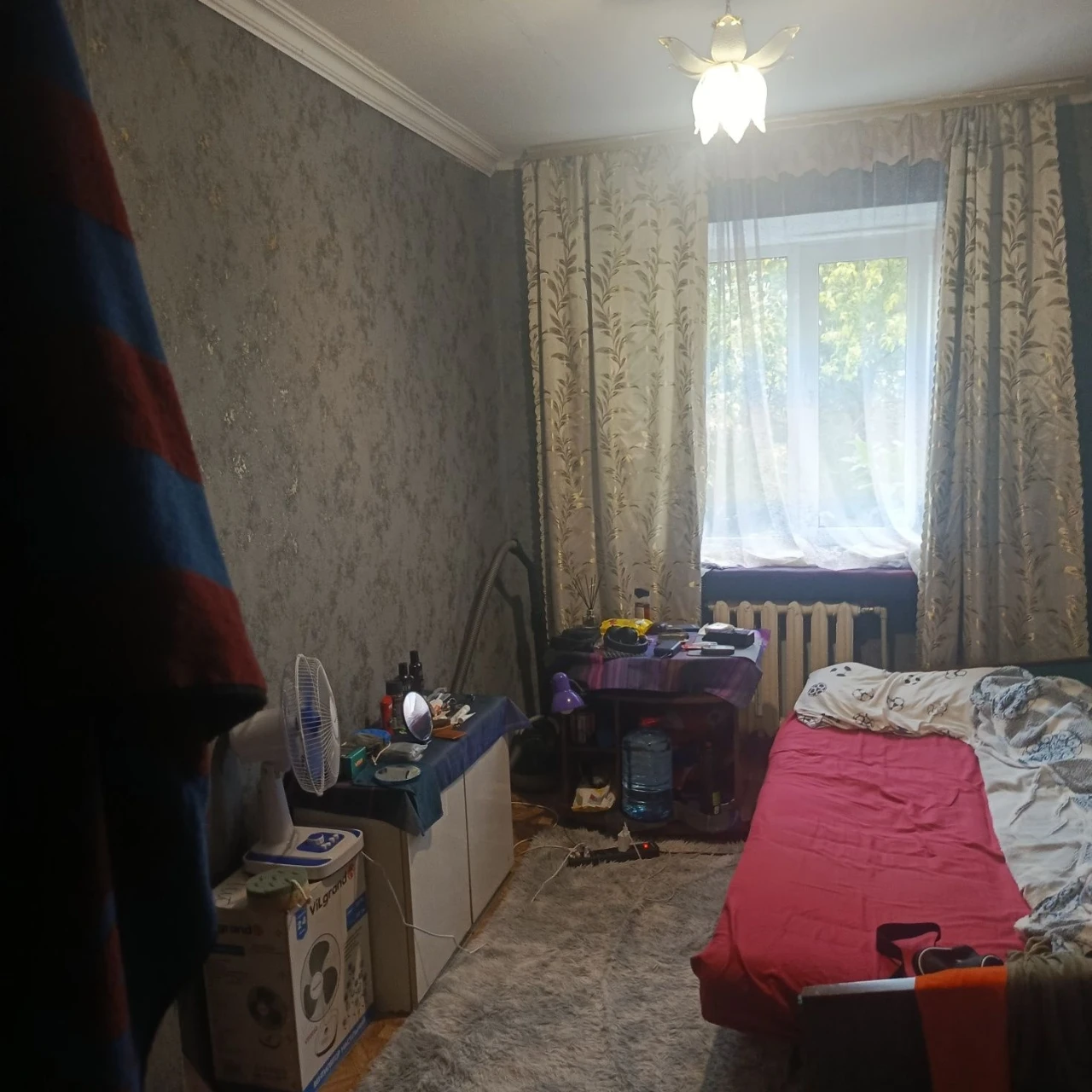 Продаються чотири кімнати всі разом у гуртожитку,все разом я