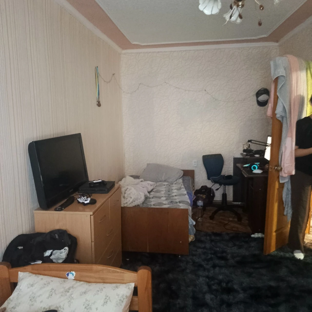 Продаються чотири кімнати всі разом у гуртожитку,все разом я