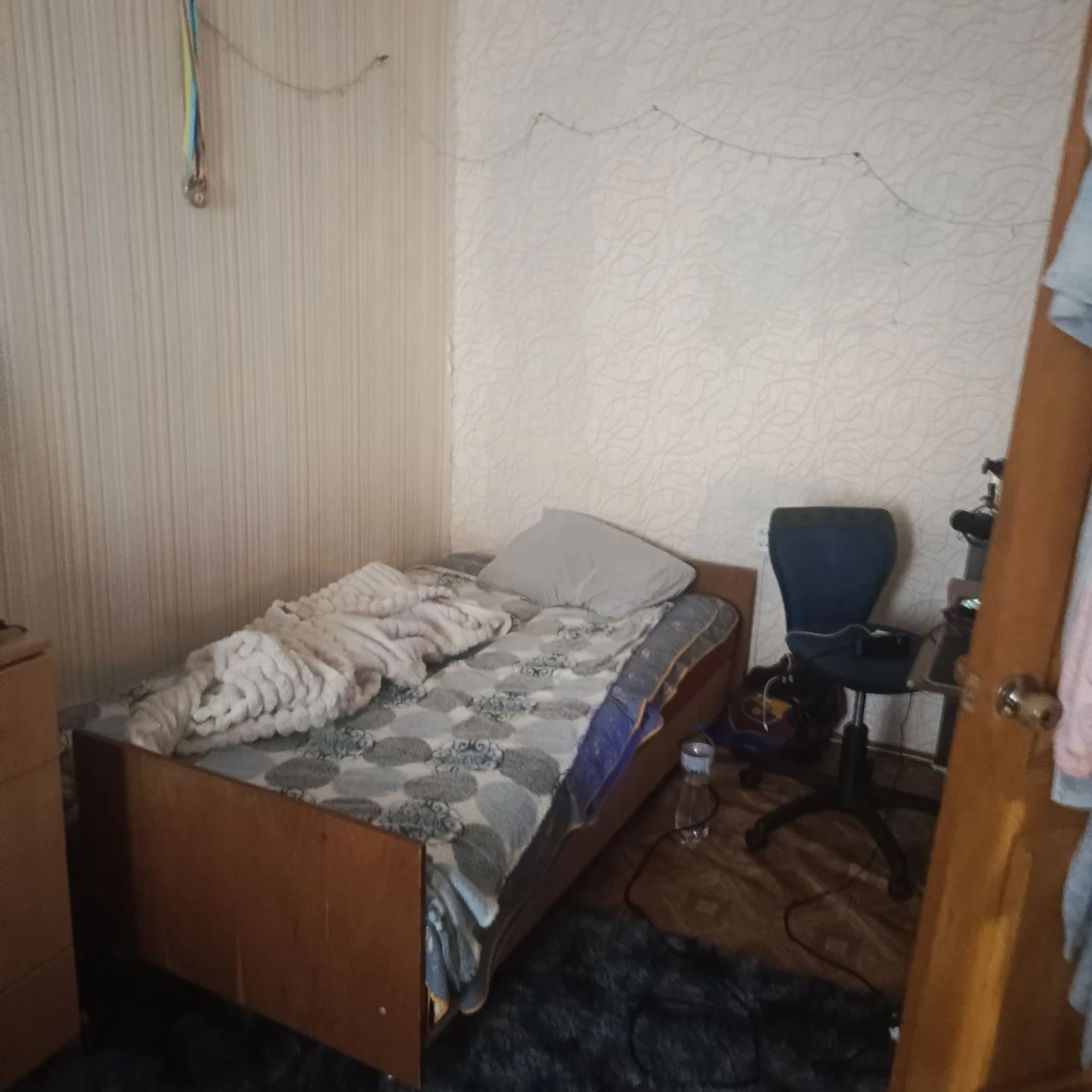 Продаються чотири кімнати всі разом у гуртожитку,все разом я