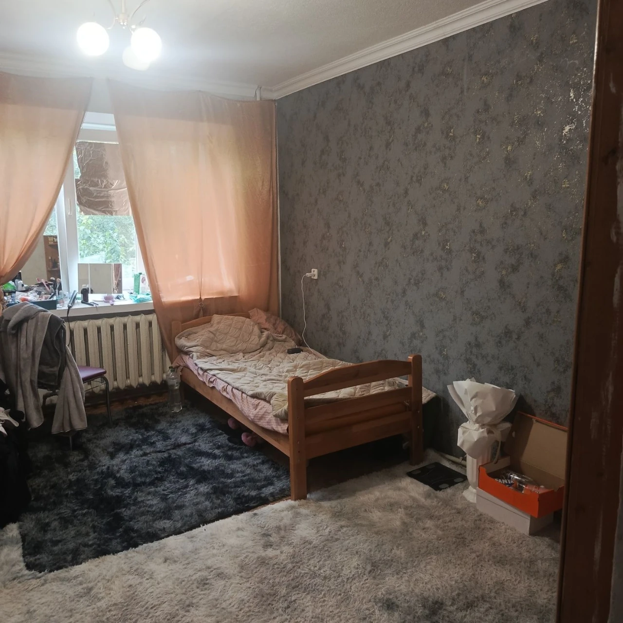 Продаються чотири кімнати всі разом у гуртожитку,все разом я