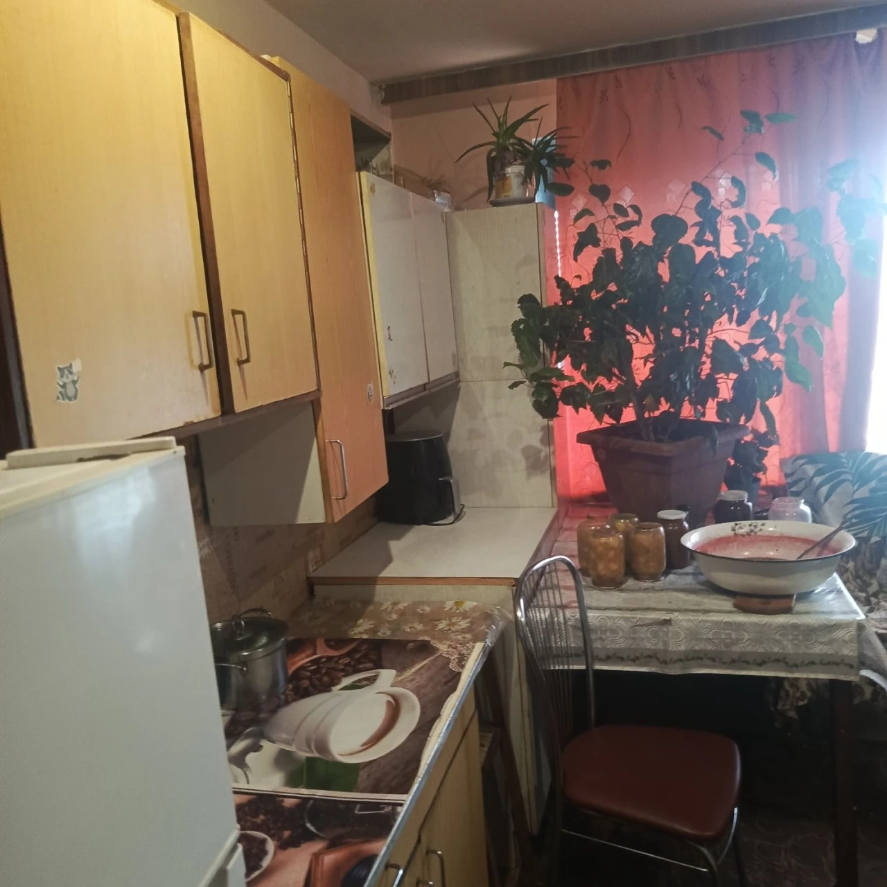 Продаються чотири кімнати всі разом у гуртожитку,все разом я