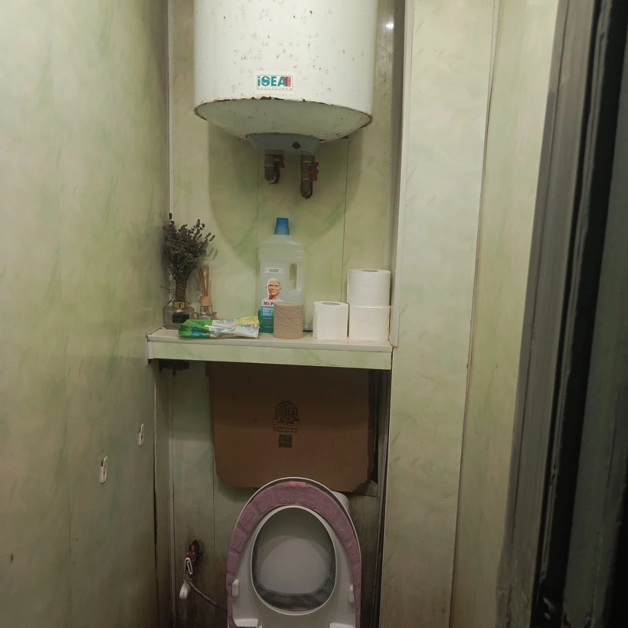 Продаються чотири кімнати всі разом у гуртожитку,все разом я