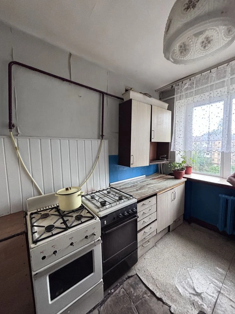 Продам кімнату 18м в гуртожитку біля Сільпо!