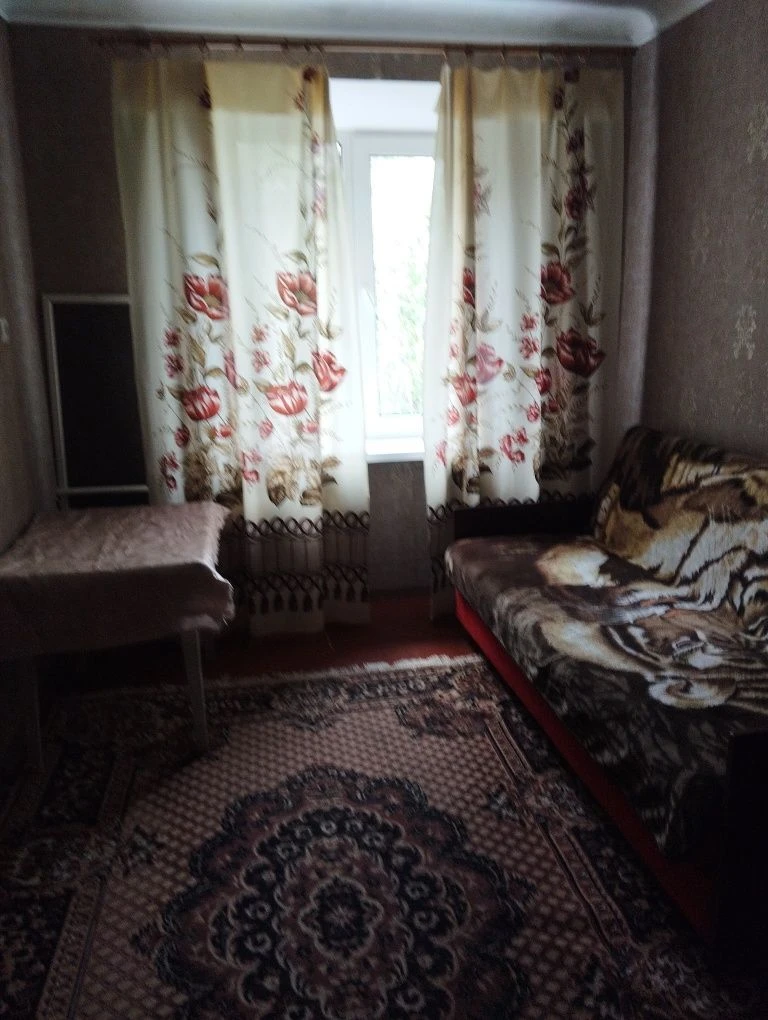 Продається кімната в малосімейці, з меблями,без посередників