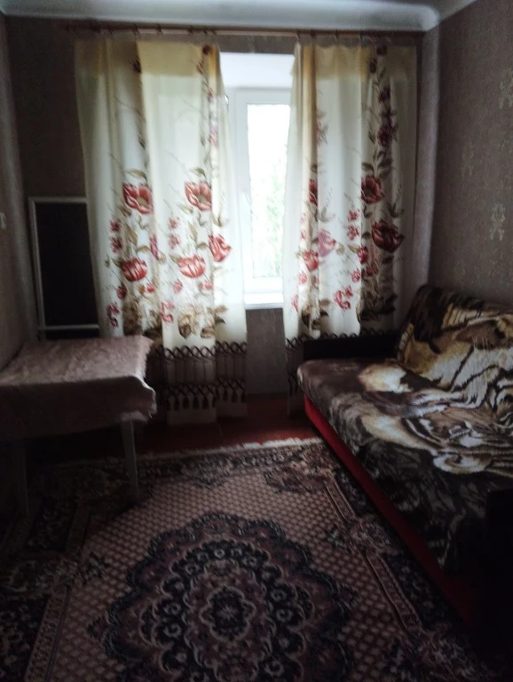 Продається кімната в малосімейці, з меблями,без посередників
