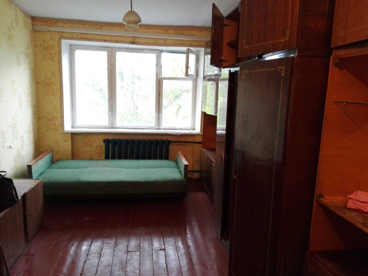 Продам велику малосімейку у Крюкові.