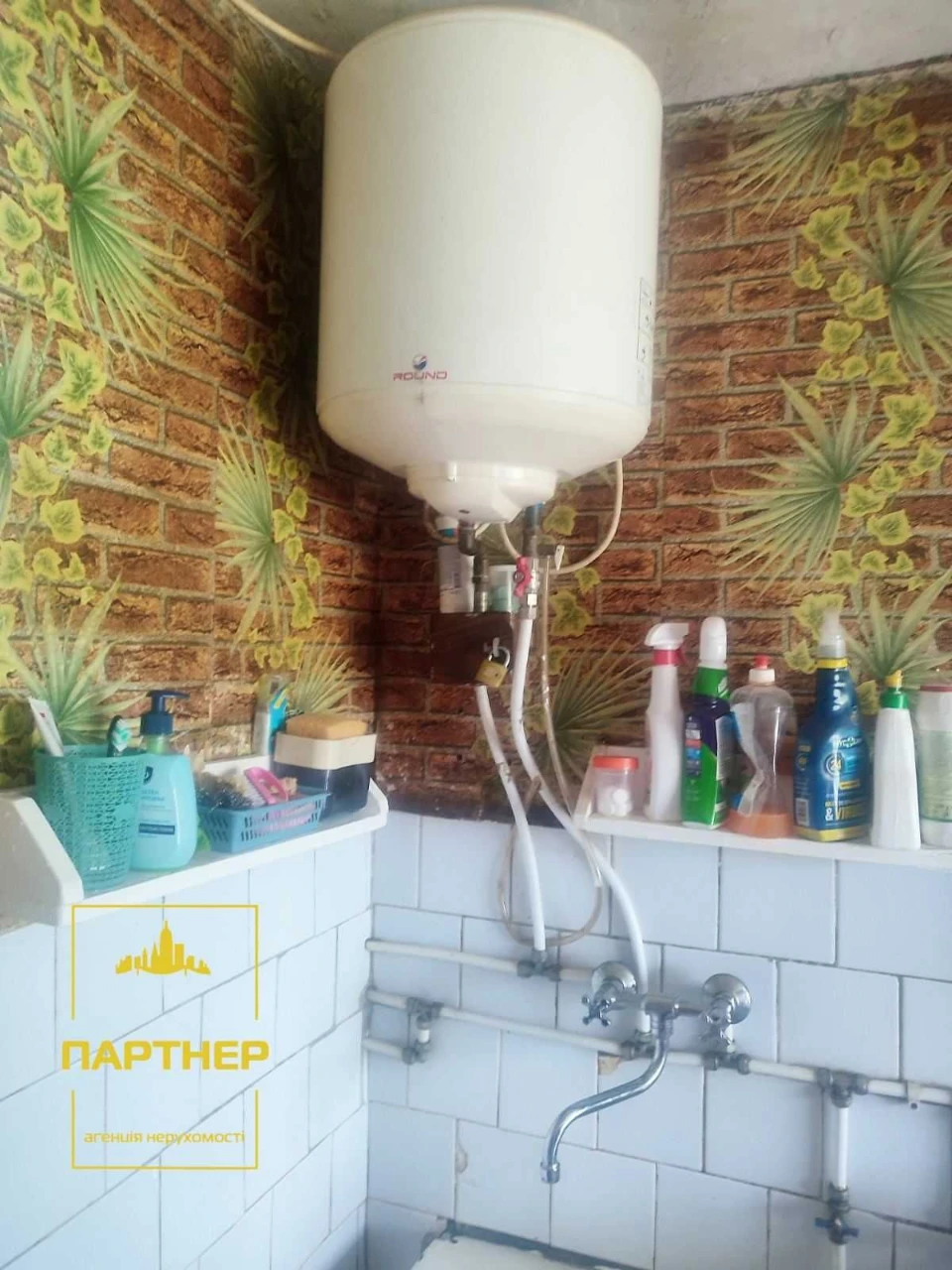 Продам  Дві  суміжні  кімнати  у  малосімейці  в  центрі  Кр