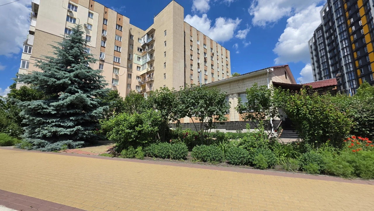 Кімната з ремонтом в центрі Бучі