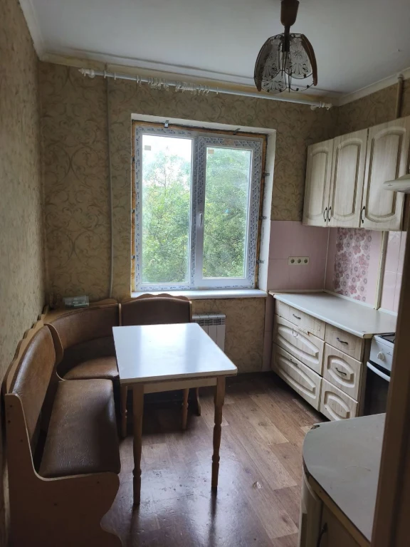 Продам 2 ком квартиру на Высоцкого