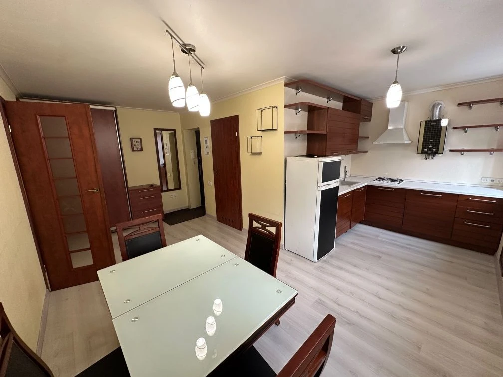 Продаж сучасної 2-к квартири (кухня-студія + 2 кімнати) на П